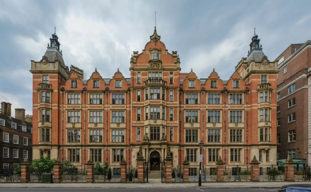 The best films filmed on university campuses in the UK Jack Ryan: Shadow Recruit (2014): London School of Economics