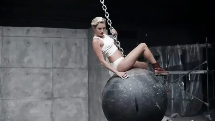 Wrecking Ball, Miley Cyrus