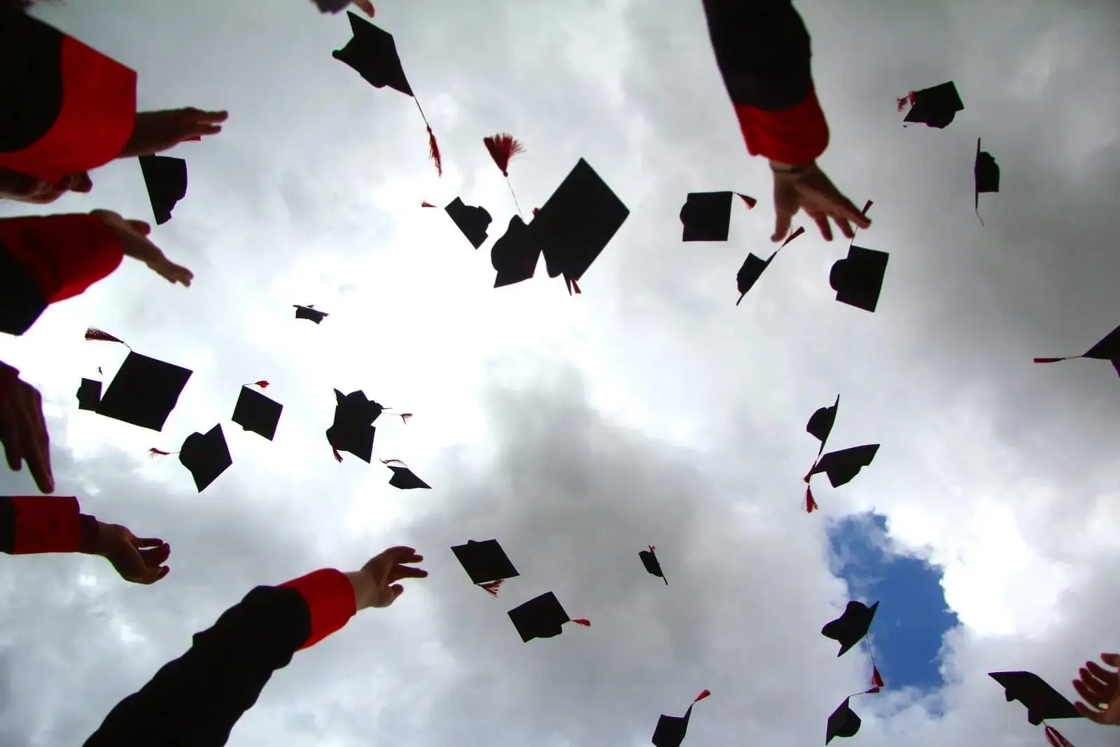 How to decide what to wear to graduation in the UK