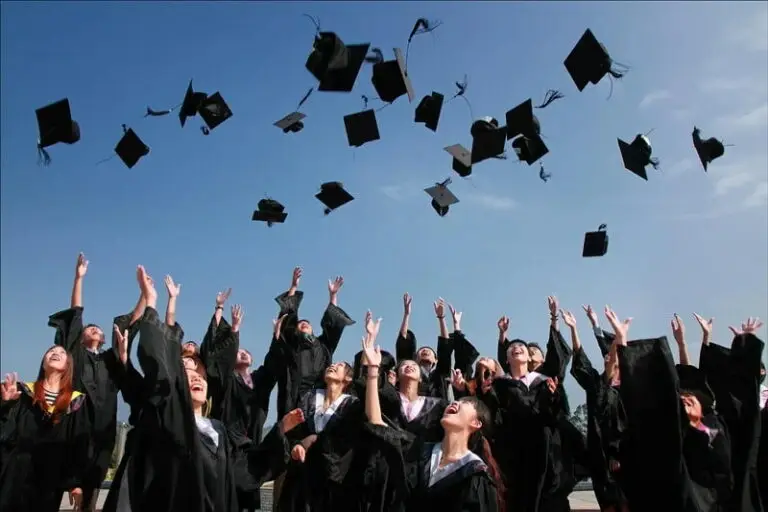 What are the average graduate earnings in the UK?