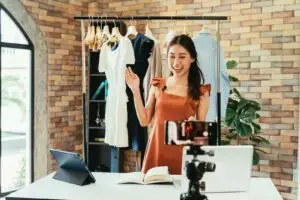 54 ways to make extra money for students at university
