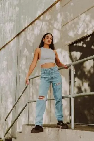 first day of uni outfit ideas: baby tee and jeans