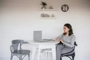 benefits of living at home as a university student