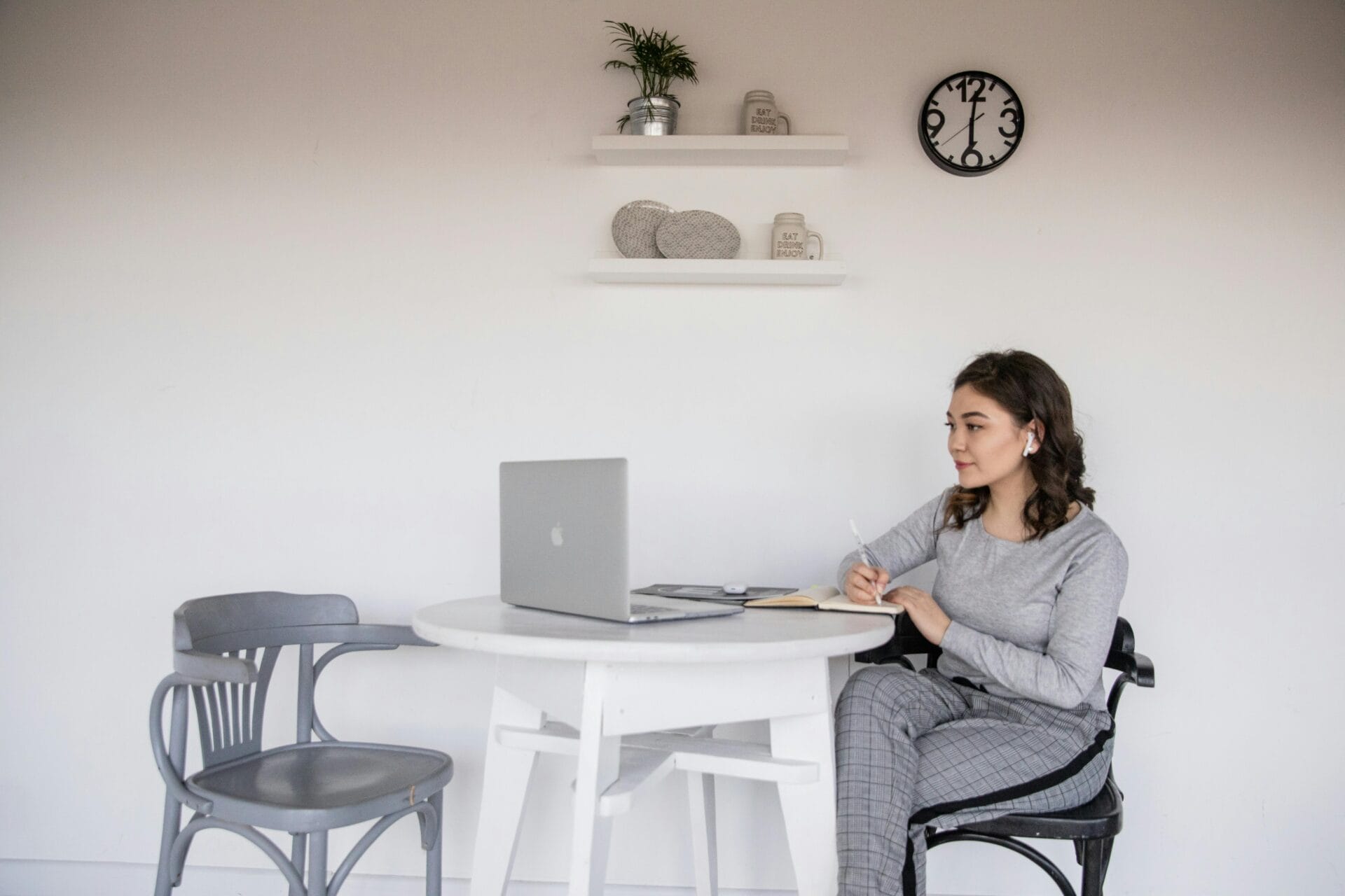 benefits of living at home as a university student