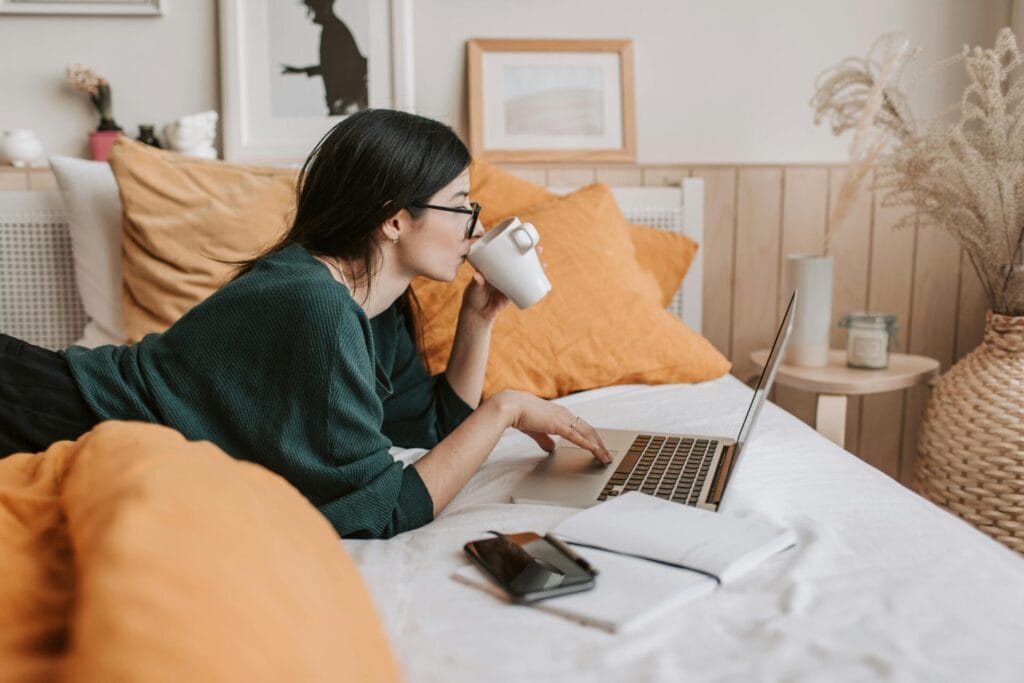 benefits of living at home as a university student