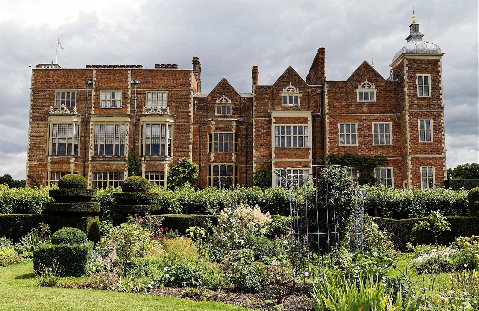 Hatfield House and its gardens in Hatfield