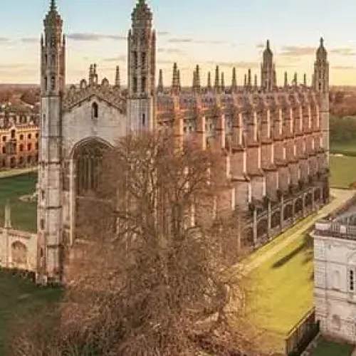 How many students are there at Cambridge University?